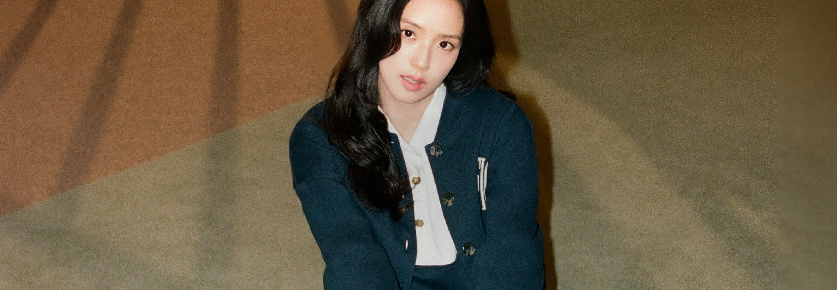 JISOO’s Hilfiger Holiday